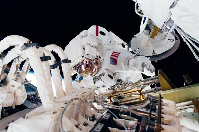 Space connectors amphenol